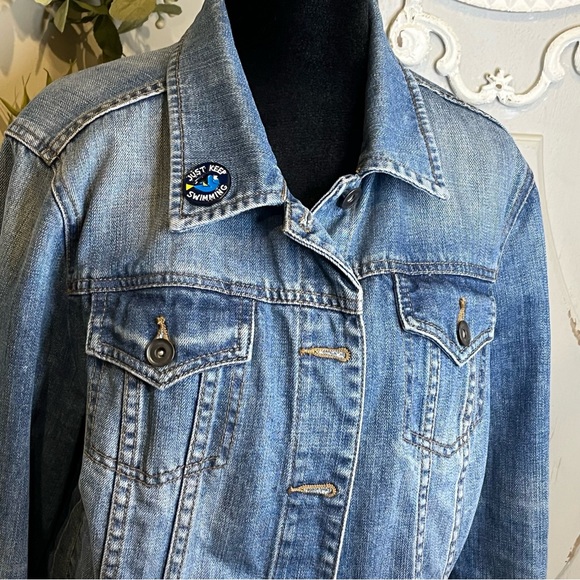 “Just Keep Swimming" Dory Enamel Lapel/Bag/Hat Collectible Pin - Picture 4 of 6